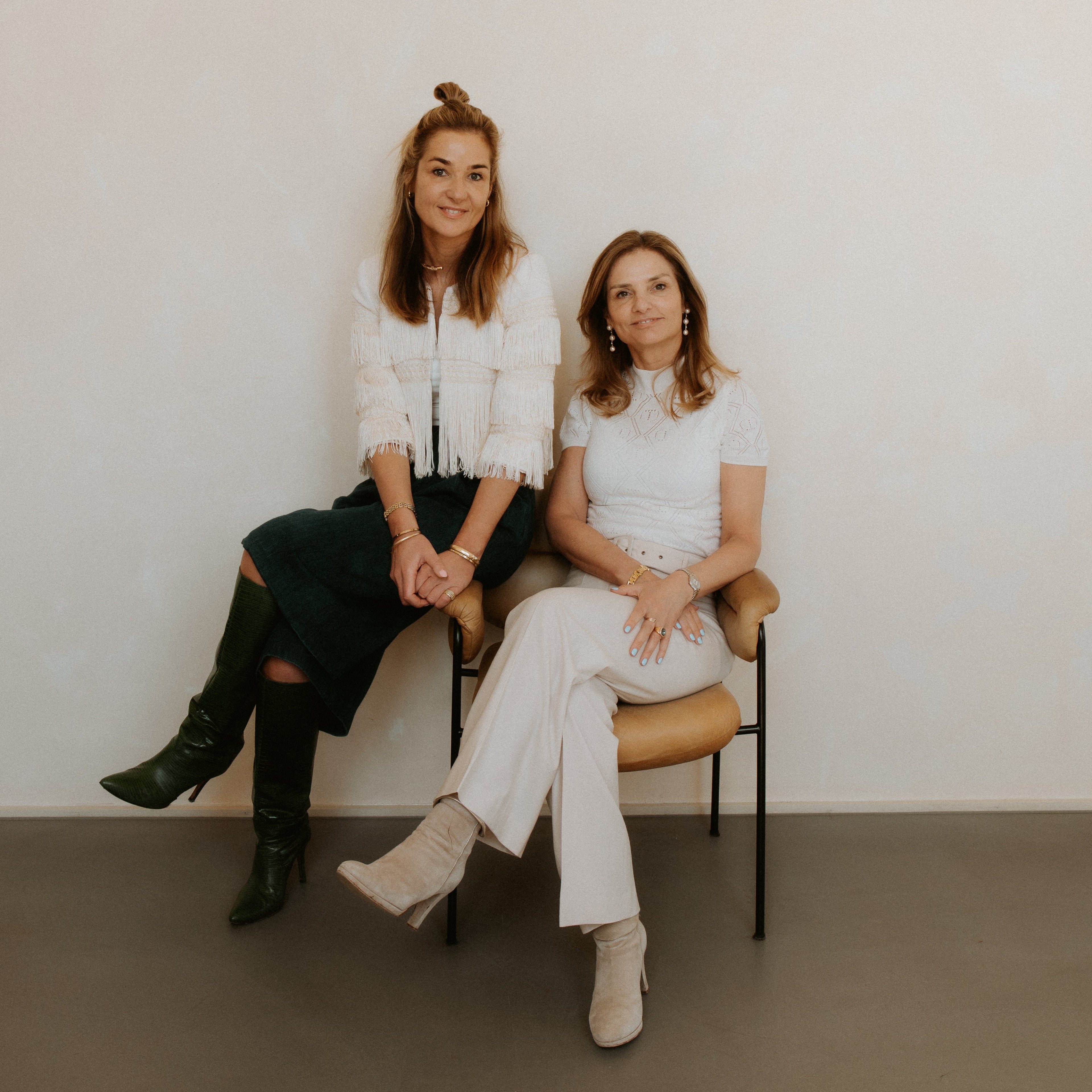 Prescription Founders Esther en Stephanie zitten op een stoel