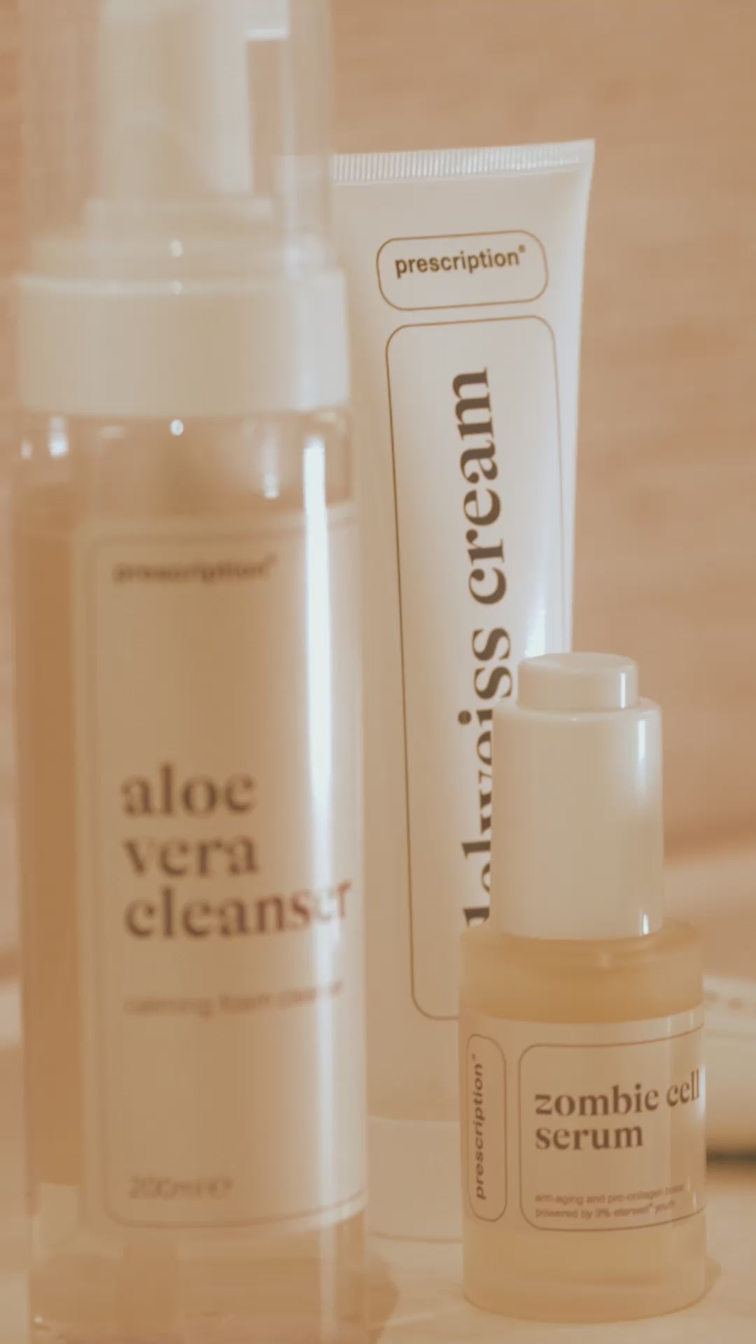 Vrouw loopt in een badkamer setting met allemaal Prescription Skincare producten om haar heen